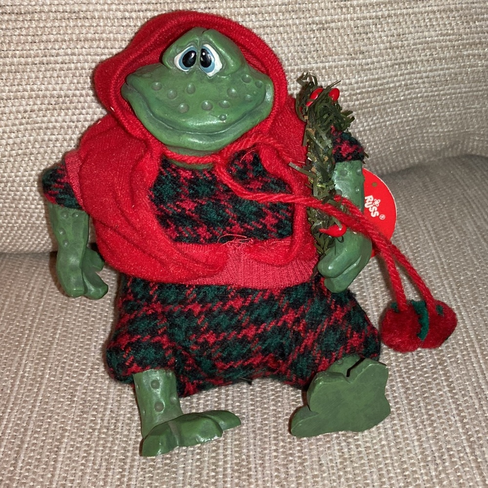VINTAGE RUSS BERRIE COUNTRY FOLKS FROG SHELF SITTER WITH WREATH “EVERBEAN”